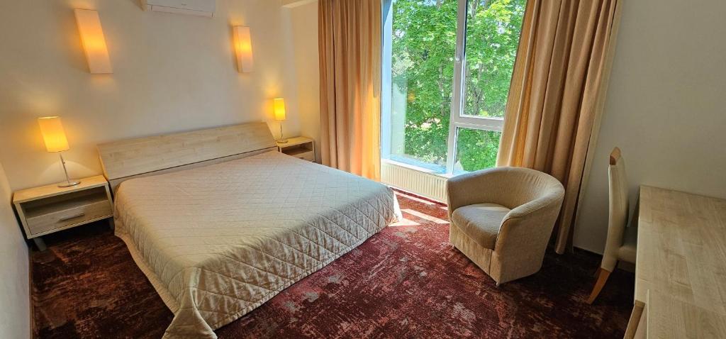 Liukso apartamentų miegamasis su langu Liukso apartamentų miegamasis su langu