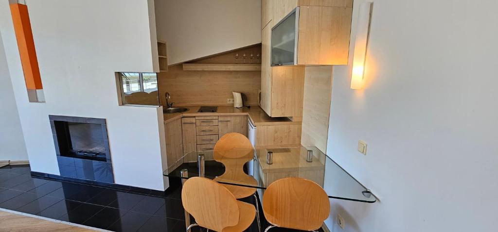 Liukso apartamentų virtuvė ir valgomojo stalas Liukso apartamentų virtuvė ir valgomojo stalas